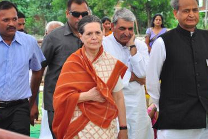 Sonia to attend President's address as Congress leaders stuck in Srinagar