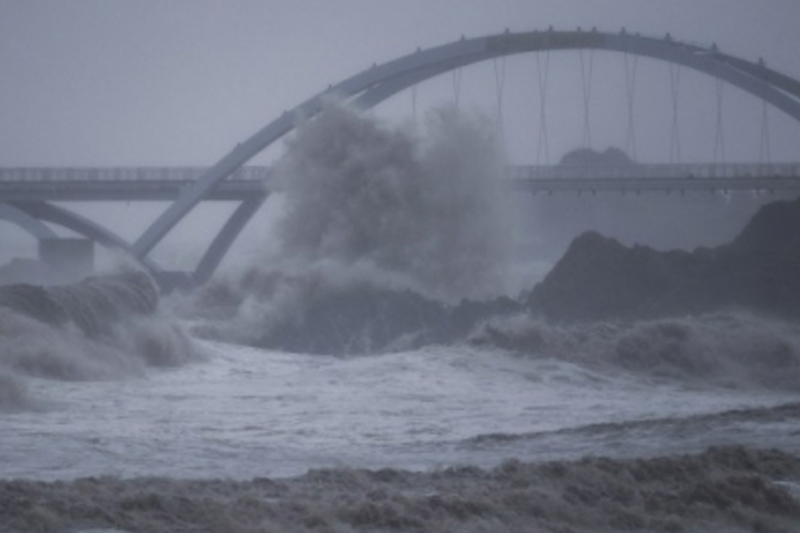Typhoon Mulan makes landfall in China