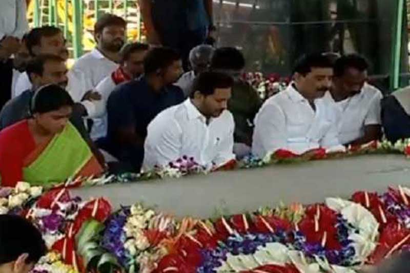 AP CM pays tributes to father, former CM on death anniversary