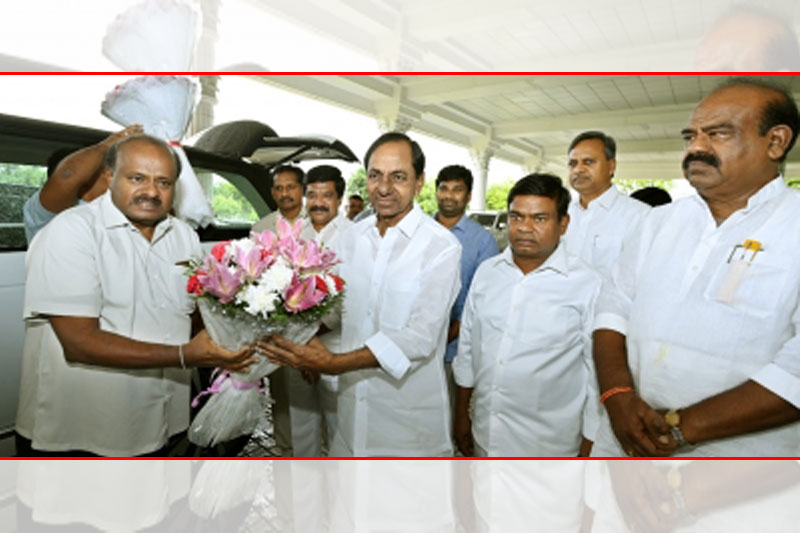 KCR, Kumaraswamy discuss national politics
