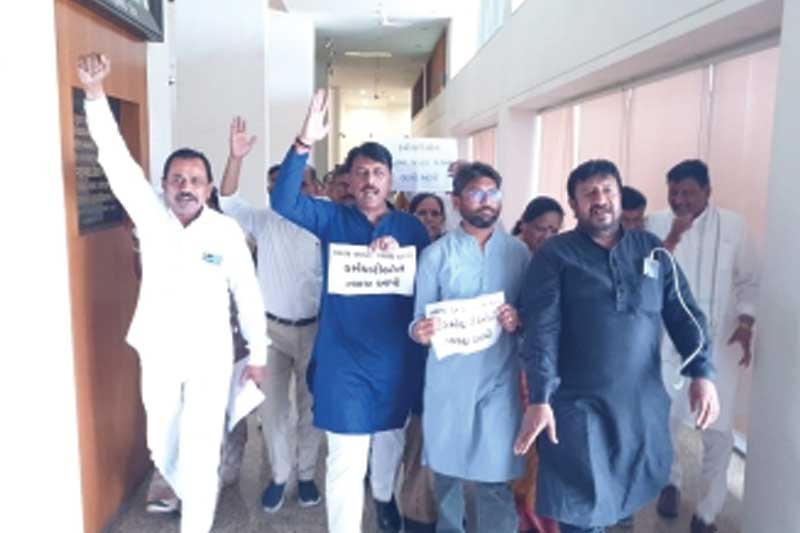 Oppn MLAs suspended from Gujarat Assembly