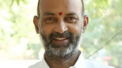 Telangana BJP prez condemns police lathicharge on VRAs