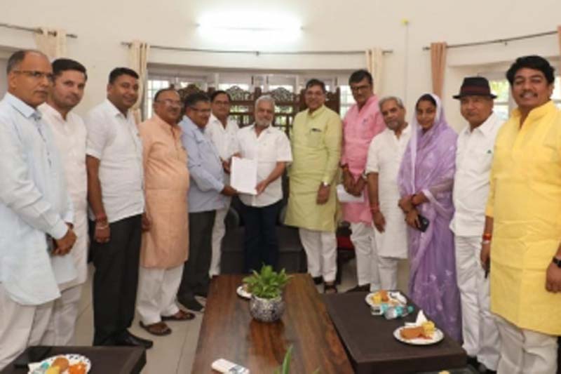 Who is running govt when 91 MLAs have resigned, asks BJP memorandum to Speaker