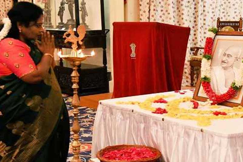 Telangana Guv pays tributes to Mahatma Gandhi