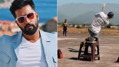 Vicky has a field day playing 'jugaad cricket' after early pack-up