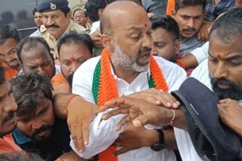 Telangana police stop state BJP Chief ahead of 'padayatra'