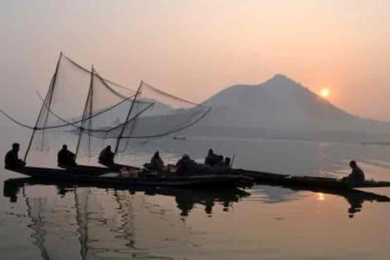 One missing, 2 rescued after boat capsizes in J&K's Wular Lake