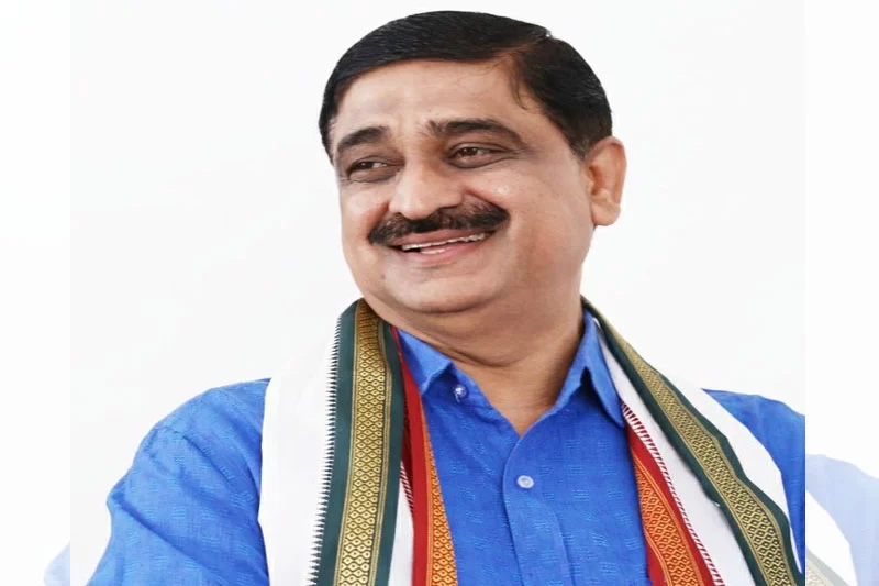 Senior Gujarat Congress leader Mohansinh Rathva quits party, joins BJP