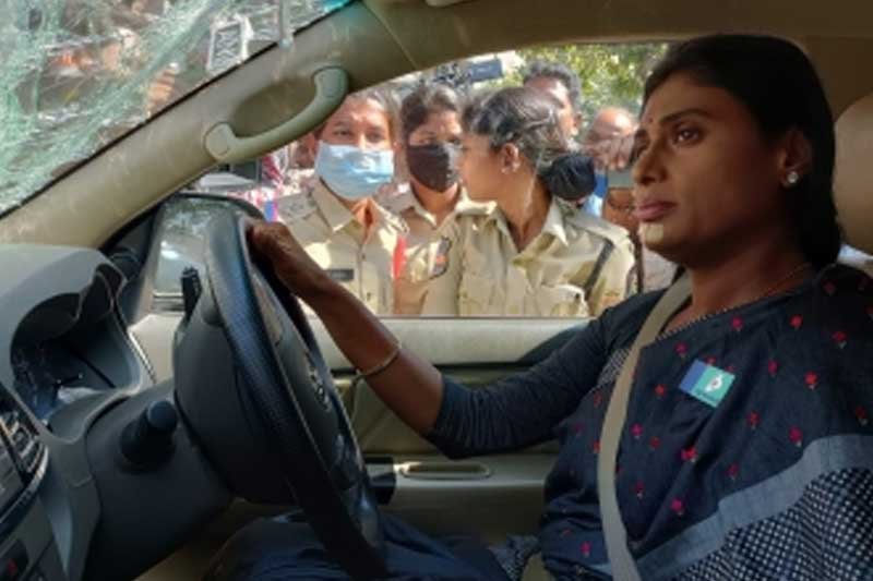 Sharmila detained on way to T'gana CM's residence for protest