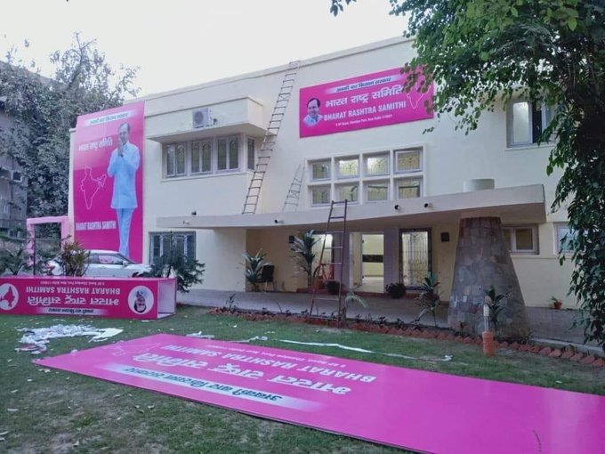 BRS Party Office <strong>KCR interacts with BRS leaders in Delhi party office, inspects premises</strong>