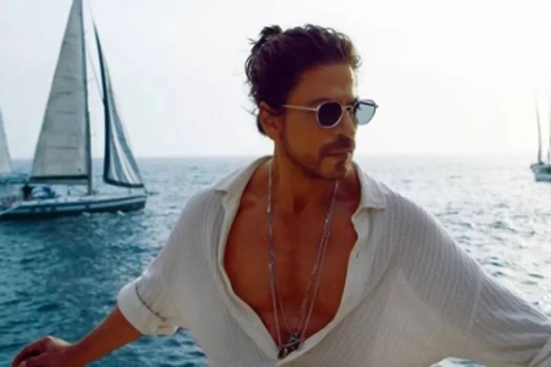 SRK looks uber cool in beachwear from 'Besharam Rang' track of 'Pathaan'
