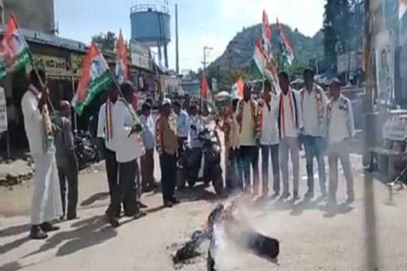 Telangana Cong stages protest over police raid