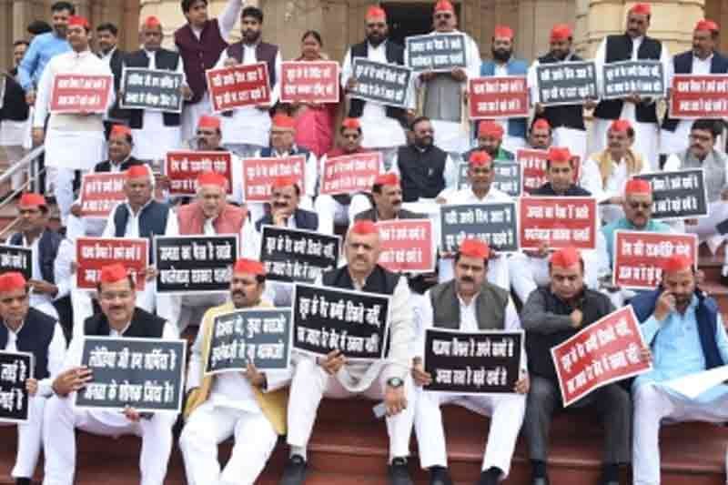 SP MLAs stage dharna outside UP Assembly