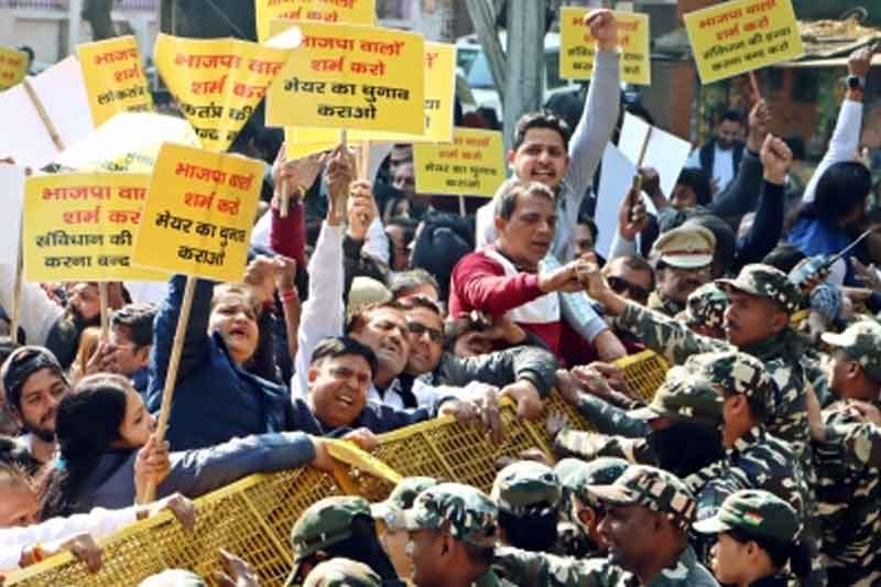 AAP protests outside BJP headquarters over delay in Mayoral poll