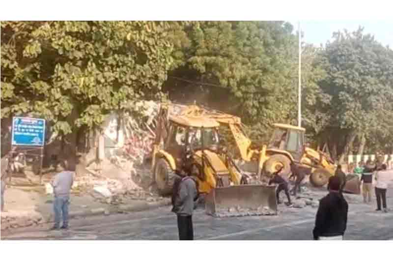 pwd-demolishes-temple-mosque-at-delhi-s-ito