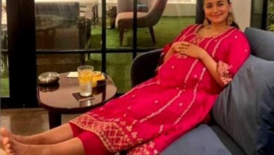 Soni Razdan shares Alia's unseen picture flaunting baby bump