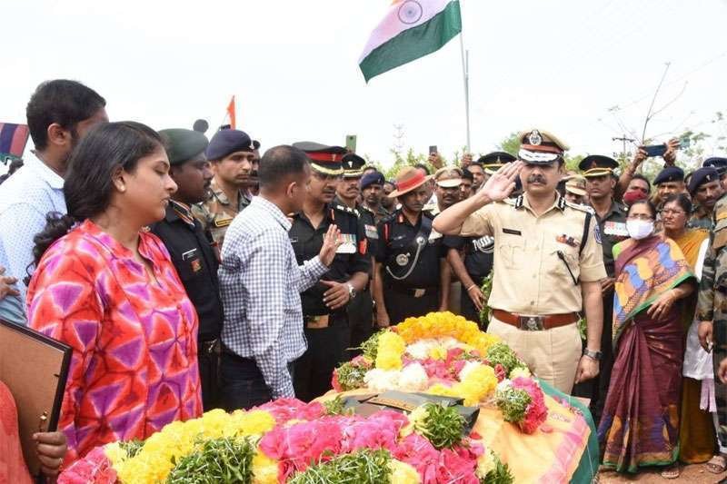 Chopper pilot, Lt Col Reddy cremated with military honours in Telangana