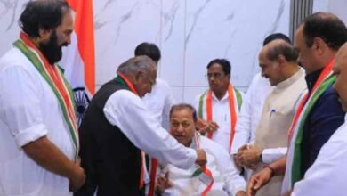 Senior Telangana leader Srinivas returns to Congress