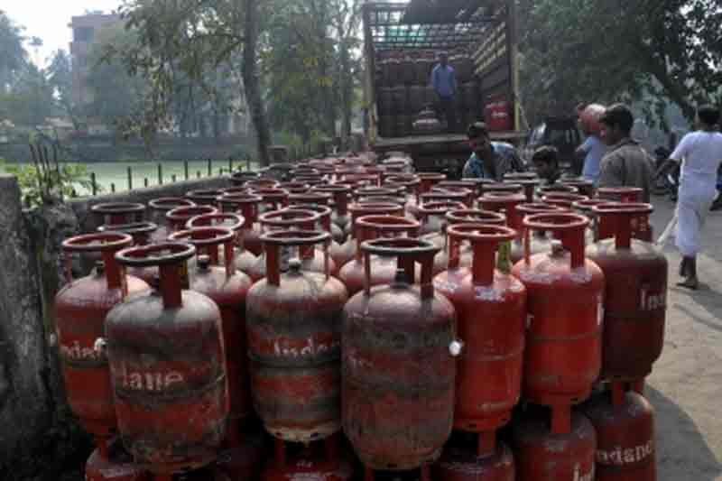 Domestic gas cylinder prices up by 56% in 4 years; hefty drop in subsidy