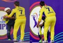 When legends meet: Arijit Singh touches Dhoni's feet at IPL opening ceremony: Video.
