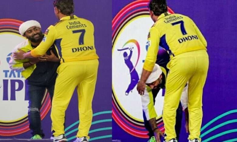 When legends meet: Arijit Singh touches Dhoni's feet at IPL opening ceremony: Video.