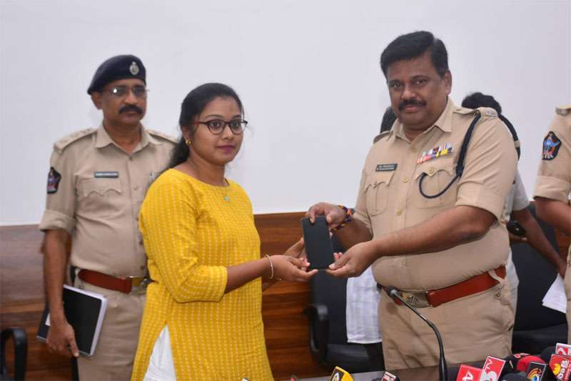 MOBI TRACK KAKINDA POLICE 1 1 Mobi track police app helps recover 339 cell phones: SP