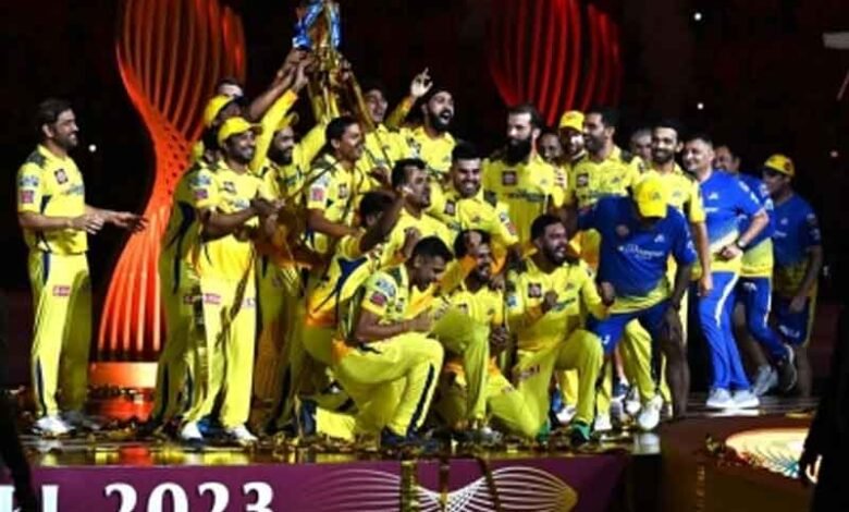 'Simplicity at its best': Dhoni stands behind as teammates celebrate with trophy