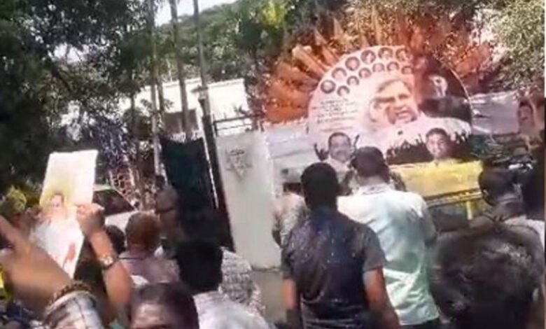 K'taka CM swearing in: 2 injured as police resort to lathi-charge to control crowd