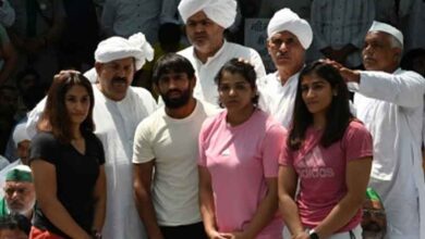 Wrestlers hand over medals to Naresh Tikait, give five days' time to govt