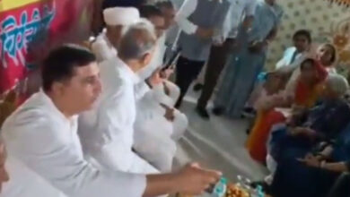 Gehlot throws mike at Barmer dist collector after it malfunctions