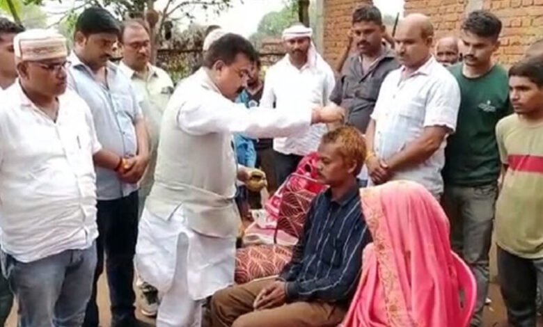 MP: After 'feet wash' by CM, Congress performs 'shuddhikaran' of Dashmat