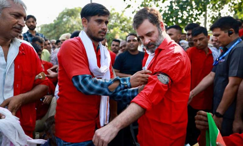 Rahul makes surprise visit to Railway station, interacts with porters