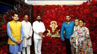 Salman poses for pix with Shinde at his sister's Ganpati Visarjan