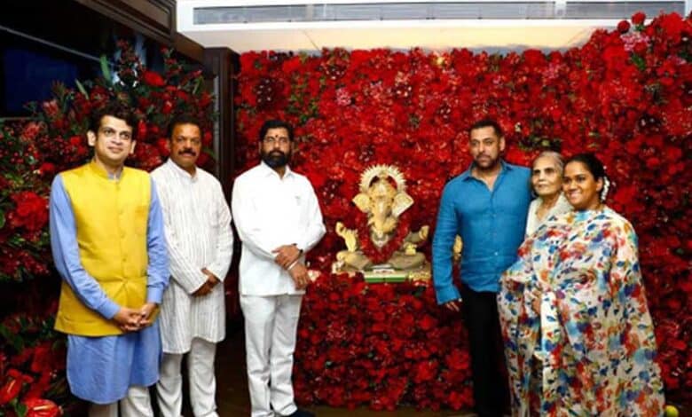 Salman poses for pix with Shinde at his sister's Ganpati Visarjan
