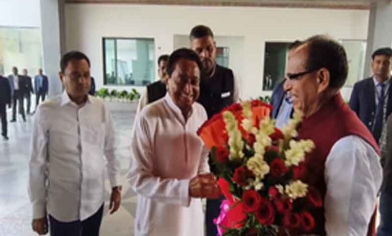 Kamal Nath meets Chouhan, congratulates him for election victory