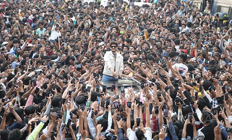 Dongri Streets Filled with Fans as Local Lad Munawar Returns Home Victorious with Trophy