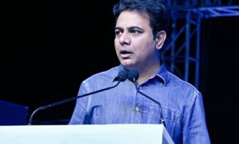 Congress Govt should stand by powerloom garment industry of Siricilla: KTR