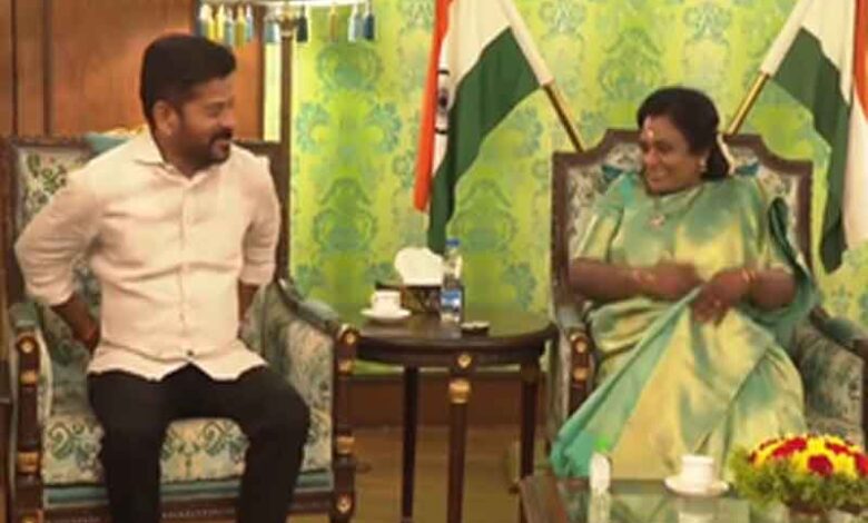 Telangana Chief Minister Extends New Year Greetings in Meeting with Governor (video)