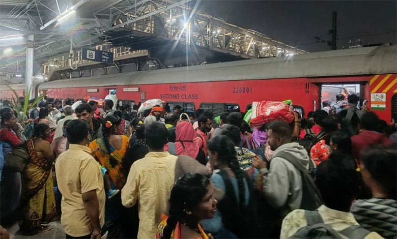 SANKRANTI TRAIN Telangana News | Sankranthi rush on Hyd-Vijayawada highway; Motorists face difficulties (Videos)