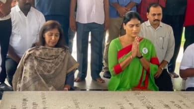 Sharmila meets Vivekananda Reddy’s daughter Sunitha