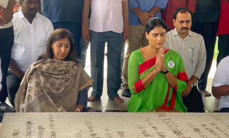 Sharmila meets Vivekananda Reddy’s daughter Sunitha