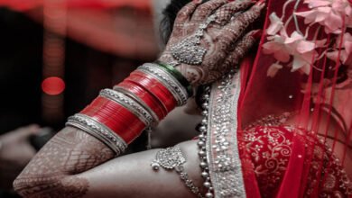 Bride elopes with boyfriend from beauty parlor; groom returns home
