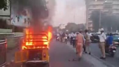 Auto Rickshaw Driver Sets Vehicle Ablaze in Hyderabad as a Form of Protest (video)