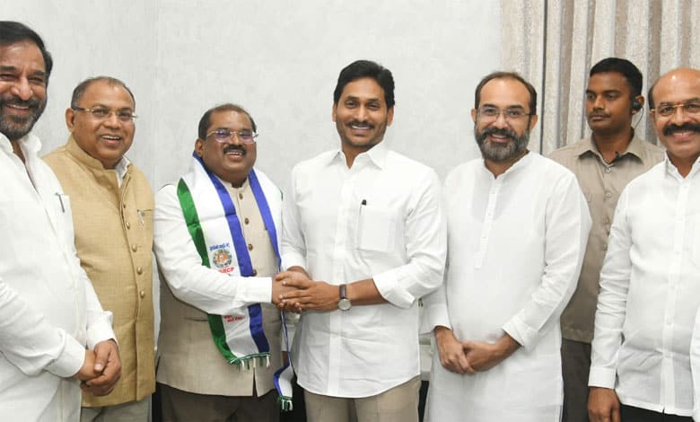 IAS officer Imtiaz joins YSRCP after taking voluntary retirement