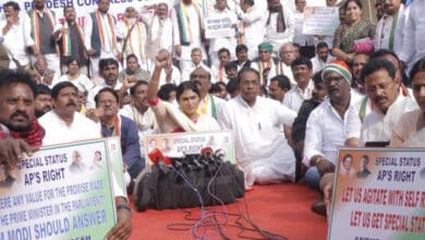 APCC Prez Sharmila, leaders' stage dharna in Delhi demanding SCS