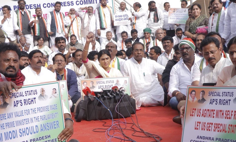 APCC Prez Sharmila, leaders' stage dharna in Delhi demanding SCS