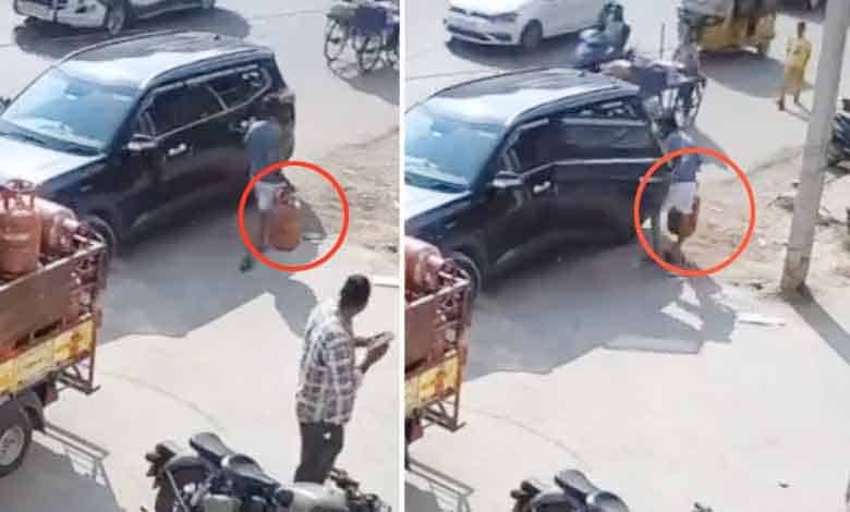 Hyderabad: A bizarre Incident of Gas Cylinder Theft Occurred in Broad Daylight: Video