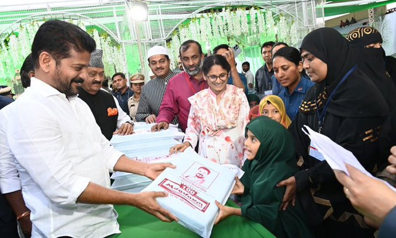 Telangana CM hosts Dawat-e-Iftar at L B Stadium, Hyderabad