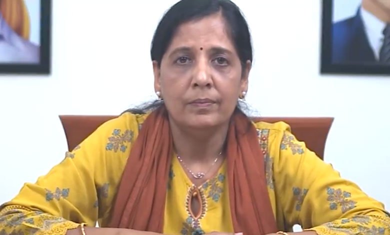 BJP govt wants to kill my husband in jail by denying him insulin: Sunita Kejriwal at Ranchi rally
