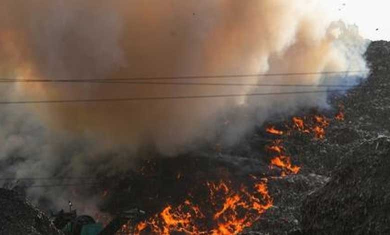 Smoke continues to rise from Ghazipur landfill site, politicking ensues: Video